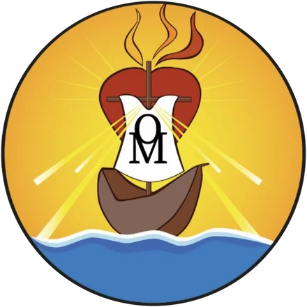 Emblema: una barca con vela OM y un corazón luminoso sobre el océano