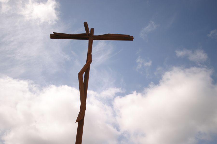 Cruz bajo el cielo
