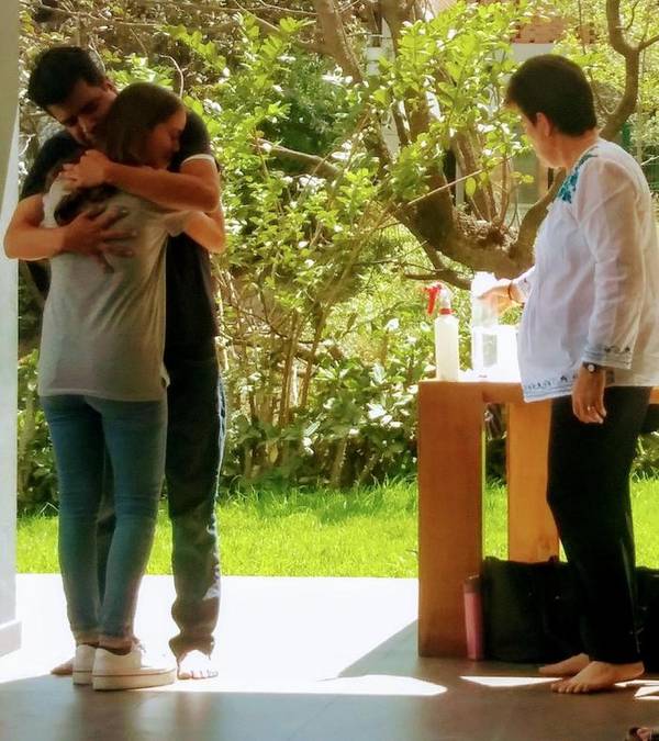 Dos jóvenes se abrazan durante un taller