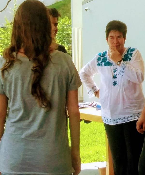 Terapeuta escucha a una participante