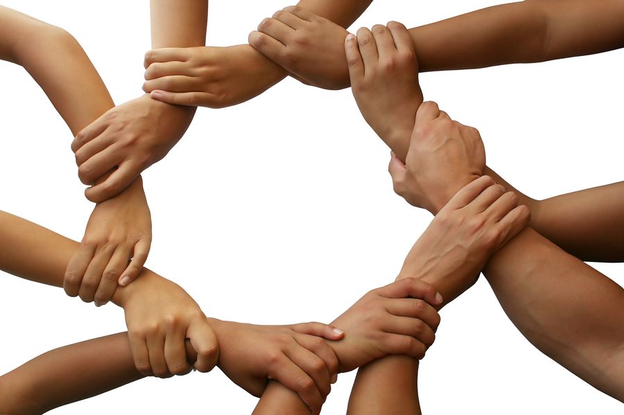 Manos unidas en círculo