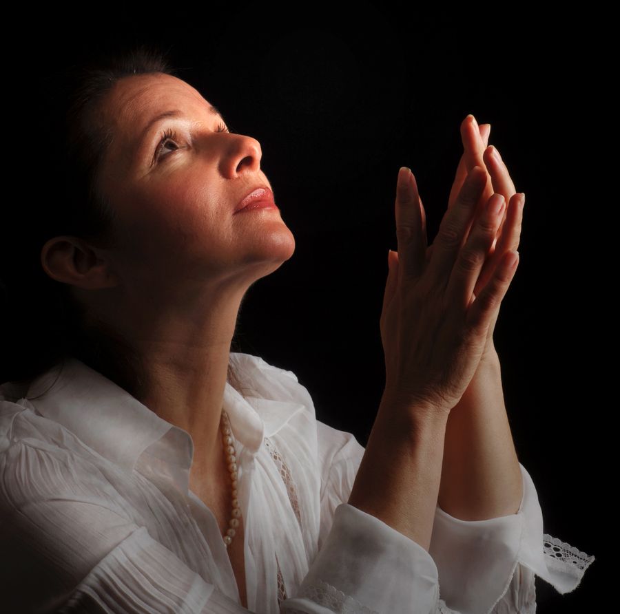 Mujer en oración